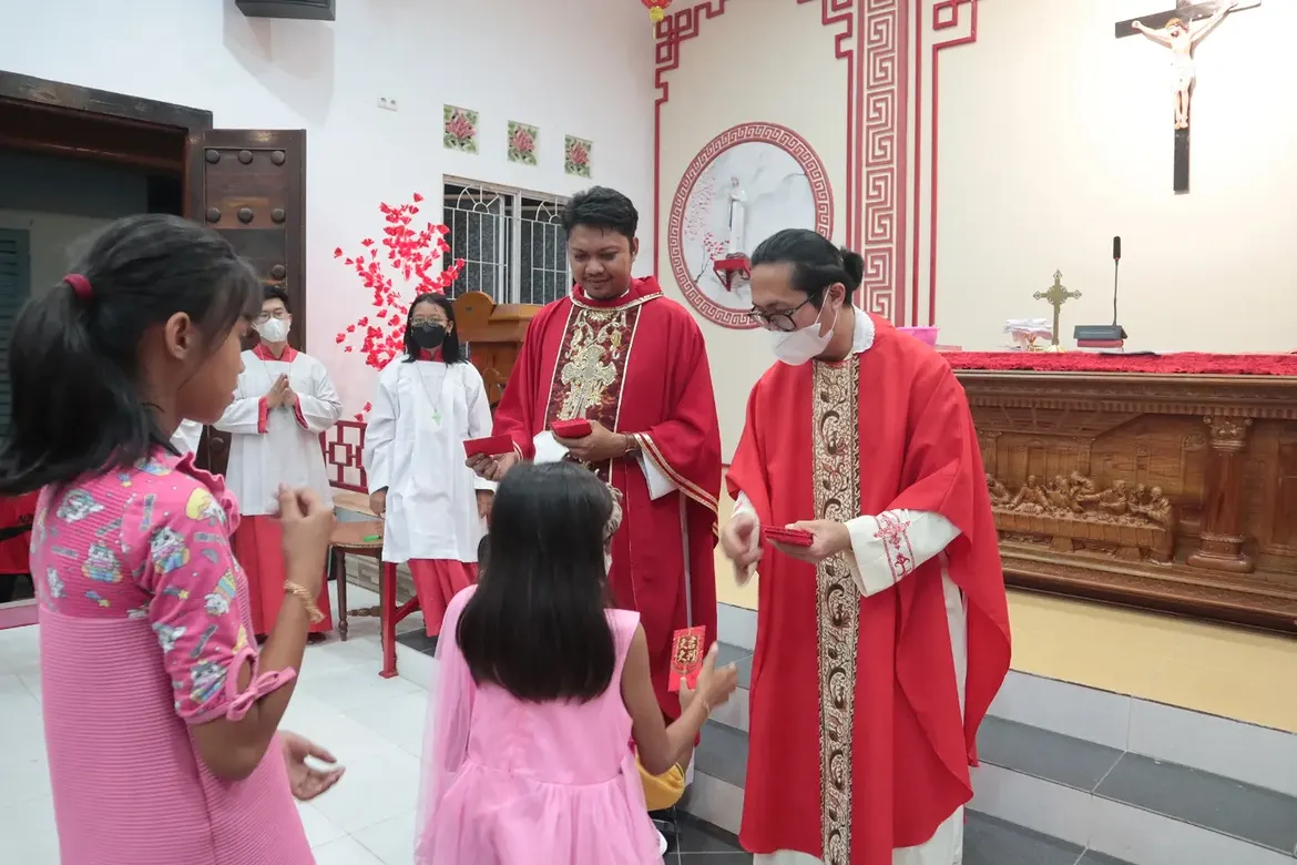 Pastor membagikan angpao imlek