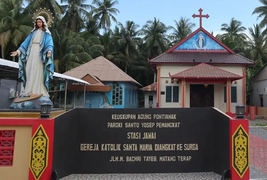 Tampak depan Gereja Katolik Santa Maria Diangkat ke Surga, Stasi Jawai
